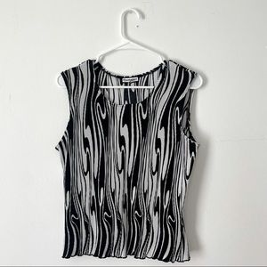 black and white swirl top 🕸